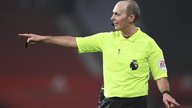 Mike Dean, Wasit Liga Inggris Korban Kebrutalan Era Digital