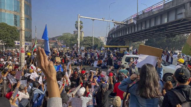 Buntut Kudeta, AS Bekukan 1 Miliar Dolar Aset Myanmar Presiden AS Joe Biden menjatuhkan sanksi kepada Myanmar berupa pembekuan aset senilai US$1 miliar atas kudeta militer.