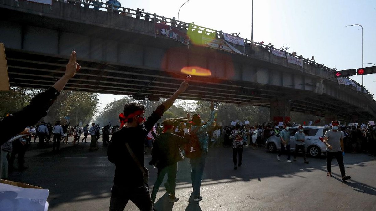 FOTO: Demonstran Myanmar Abaikan Larangan Demo Tolak Kudeta