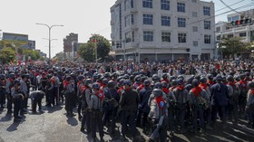 Bubarkan Massa, Polisi Myanmar Tembak Leher Demonstran
