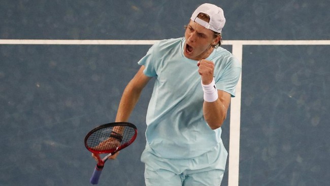 Denis Shapovalov terpaksa menahan keinginan untuk pipis saat menjalani babak pertama Australia Open 2021 melawan Jannik Sinner.