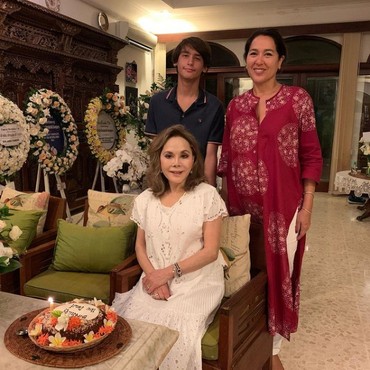 Dewi Soekarno Ulang Tahun ke-81, Netizen Salfok dengan Hal Ini