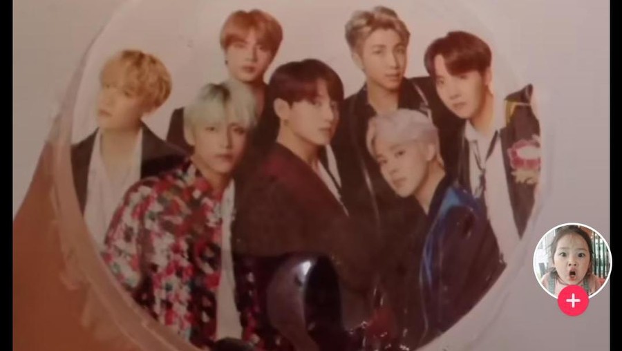Dibelikan Cilok di Pasar, Wanita Ini Temukan Wajah Tampan Member BTS Dibelikan Cilok di Pasar, Wanita Ini Temukan Wajah Tampan Member BTS