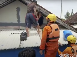 Dramatis! Evakuasi Korban Banjir di Subang Melalui Atap Rumah