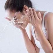 Rekomendasi Facial Wash untuk Kulit Kering, Wajah Cerah, dan Glowing!