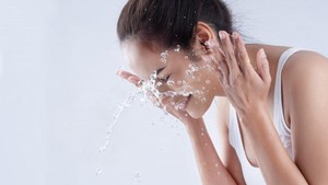 Rekomendasi Facial Wash untuk Kulit Kering, Wajah Cerah, dan Glowing!