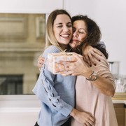Makin Akrab dengan Ibu Mertua, 5 Ide Hadiah Menarik Ini Bisa Kamu Berikan