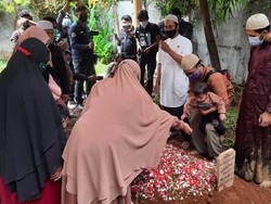 Haru! Begini Suasana Pemakaman Ustadz Maaher di Ponpes Daarul Quran