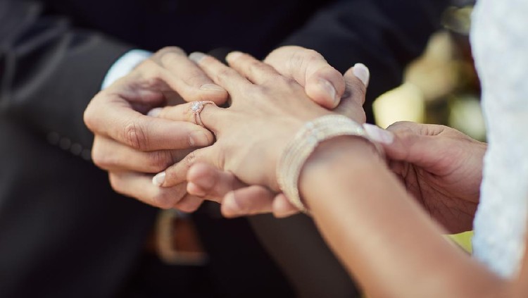 ilustrasi lamaran Cropped shot of a couple exchanging rings on their wedding day