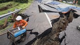 FOTO: Berjibaku Perbaiki Jalan Tol Cipali KM 122 yang Amblas Proses perbaikan jalan tol Cipali KM122 yang amblas terus digencarkan pihak pengelola, sementara korlantas menerapkan rekayasa lalin.