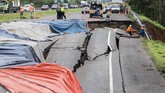 FOTO: Berjibaku Perbaiki Jalan Tol Cipali KM 122 yang Amblas Proses perbaikan jalan tol Cipali KM122 yang amblas terus digencarkan pihak pengelola, sementara korlantas menerapkan rekayasa lalin.