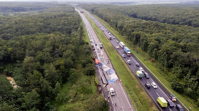 Tarif tol Cipali naik hingga Rp24 ribu per 30 Maret 2022. Berikut rinciannya.