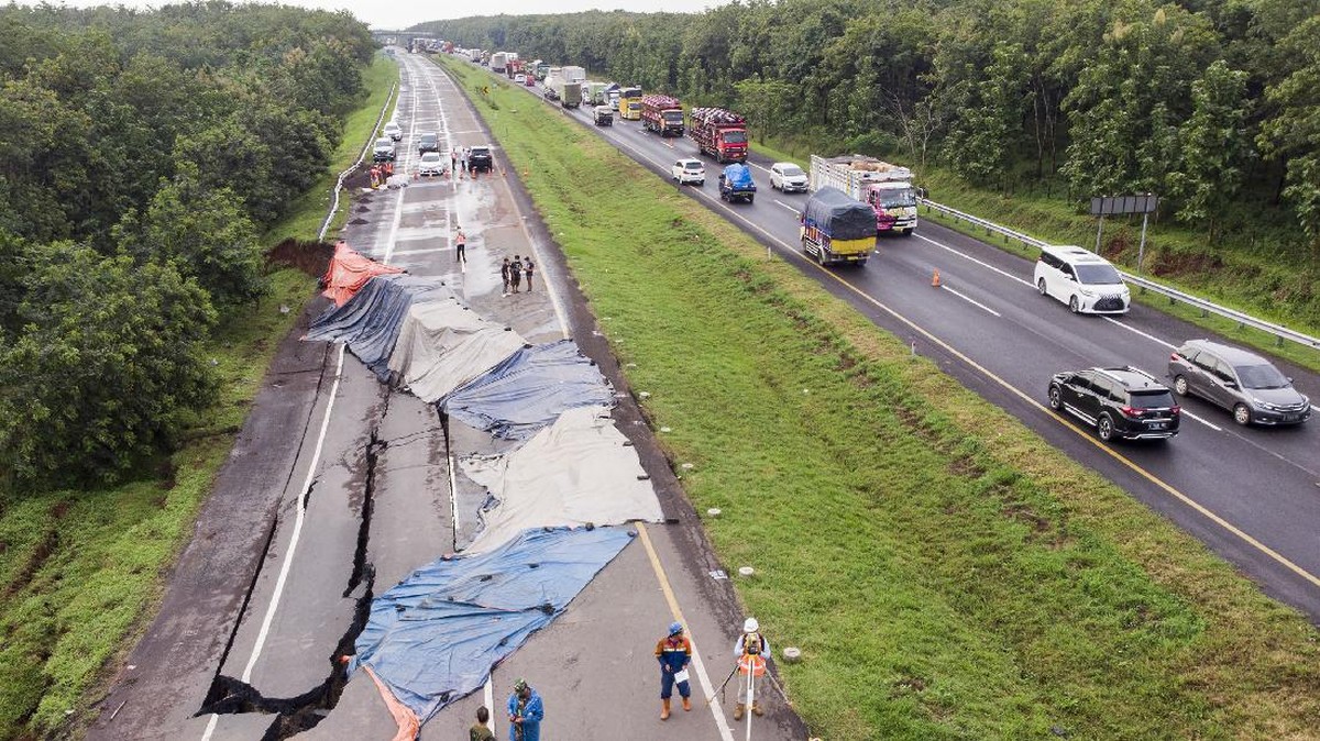 FOTO: Berjibaku Perbaiki Jalan Tol Cipali KM 122 yang Amblas
