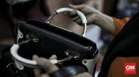 FOTO: Bisnis Permak Tas dan Sepatu Bergulat di Era Covid-19