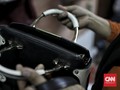 FOTO: Bisnis Permak Tas dan Sepatu Bergulat di Era Covid-19