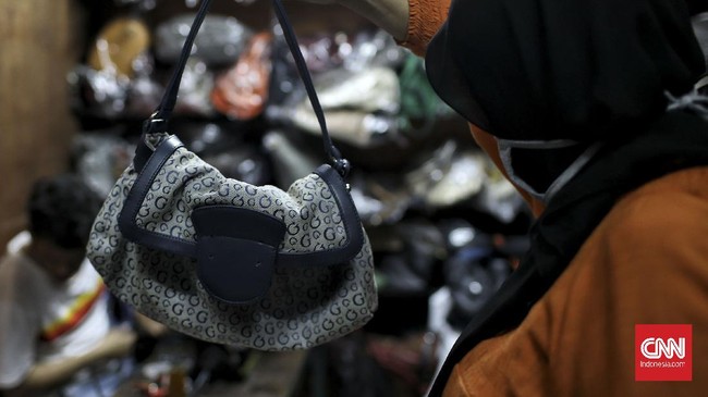FOTO: Bisnis Permak Tas dan Sepatu Bergulat di Era Covid-19