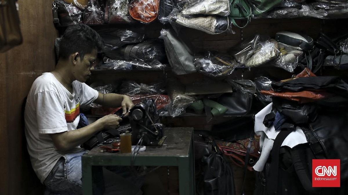 FOTO: Bisnis Permak Tas dan Sepatu Bergulat di Era Covid-19