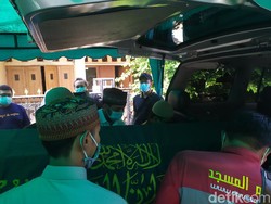 Jenazah Ustadz Maaher Dibawa ke Daarul Quran, Yusuf Mansur Ikut Antar