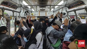 KRL Padat, Penumpang Tak Bisa Jaga Jarak di Gerbong