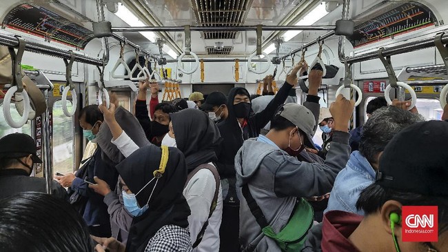 Kepadatan penumpang KRL jurusan Bogor-Jakarta Kota pada pagi hari tidak hanya terlihat dalam satu rangkaian kereta.