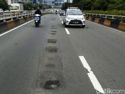 Duh! Jalan Rusak Jadi Penyebab Banyak Kecelakan Lalu Lintas di Jakarta