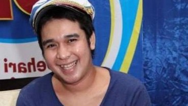 7 Tahun Berlalu, Aktor Ini Tetap Ziarah ke Makan Olga Syahputra