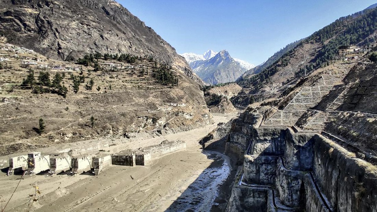 FOTO : Pencarian Ratusan Korban Longsor Gletser Himalaya