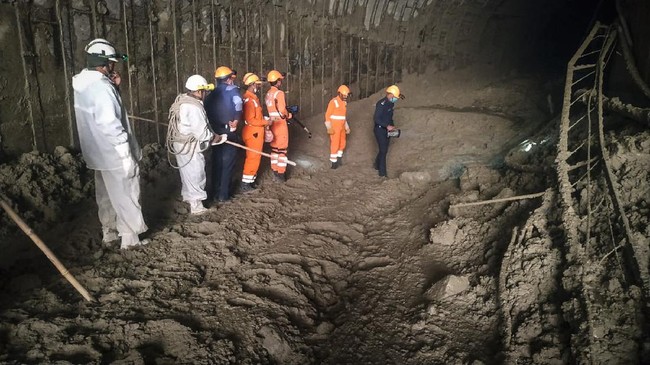 Upaya penyelamatan pekerja yang masih terjebak longsor gletser Himalaya hingga kini masih berlanjut.