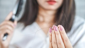 TIPS PERAWATAN RAMBUT RONTOK USAI MELAHIRKAN