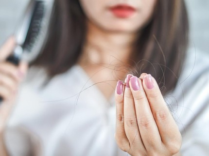 Bunda, Kenali Beda Hair Fall dan Hair Loss yang Bikin Rambut Rontok