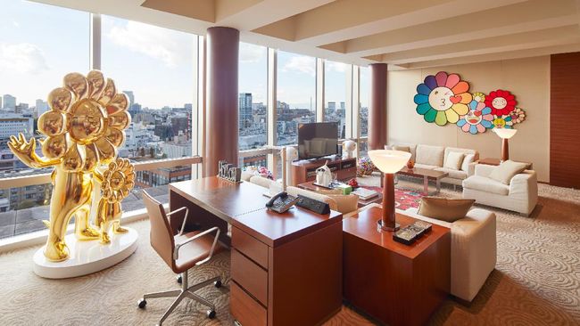 Takashi Murakami yang karyanya terlihat sering dikenakan oleh Billie Eilish sampai BTS kembali membuat kejutan dengan kolaborasi bersama hotel mewah di Jepang.