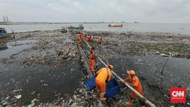 Penjabat Gubernur DKI Jakarta Heru Budi Hartono mengungkap oknum lurah yang menjadikan petugas Penanganan Prasarana dan Sarana Umum (PPSU) sebagai staf pribadi.