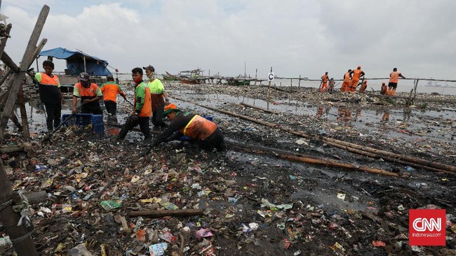 Perairan di kawasan Pulau Pari, Jakarta, tercemar sampah. Sampah-sampah plastik dan styrofoam berserakan diduga kiriman dari pesisir utara Jakarta.