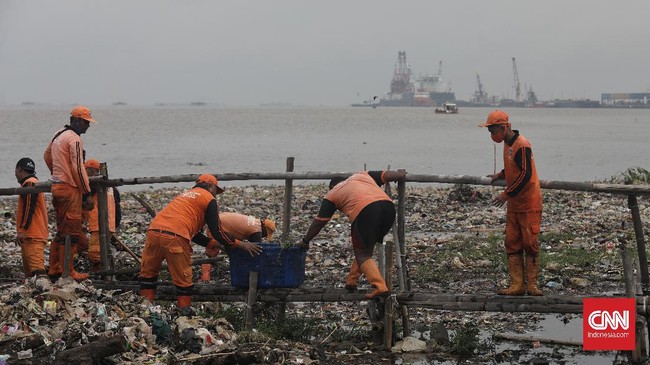 Limbah plastik jadi ancaman bagi lingkungan hidup sehingga perlu pendekatan bisnis yang komprehensif untuk menangkal gelombang pasang sampah plastik di lautan.