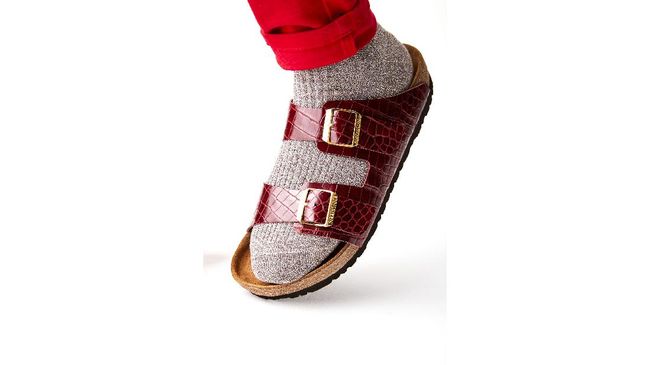 Setelah Birkenstock, kini ada Birkinstocks. Tidak ini bukan candaan, melainkan sandal yang benar-benar dibuat dari tas Birkin Hermes. Sandal ini 