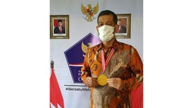 img-title Ketua Satgas Doni Monardo Terima Medali Emas dari Dewan Pers