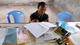 FOTO: Kesempatan Kedua Ibu Muda di Kenya Kembali Sekolah Suara tangis bayi dan cekikikan bocah memecah kesunyian dari balik ruang belajar di Serena Haven Secondary, sekolah perempuan korban pelecehan seksual.