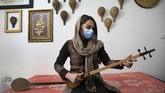 FOTO: Harmoni Persia dalam Petikan Dawai Tanbur dan Setar Mengenal Tanbur dan Setar, alat musik petik tradisional Persia yang masih dikenal hingga saat ini.
