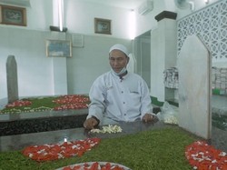 Dicolek Lewat Mimpi, Kisah Husin Jaga Makam Habib Kwitang