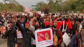 VIDEO: Junta Militer Berkuasa, Rakyat Turun ke Jalan