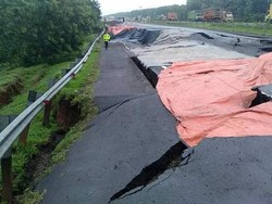 Melihat Tol Cipali KM 122 yang Amblas, Lalu Lintas Ditutup