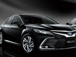 Bikin Camry Makin Ganteng dengan Paket Modellista dan GR