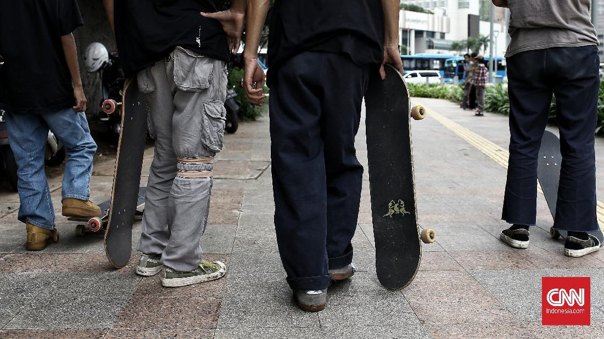 FOTO: Minim Fasilitas, Skater Berseluncur di Trotoar Jakarta