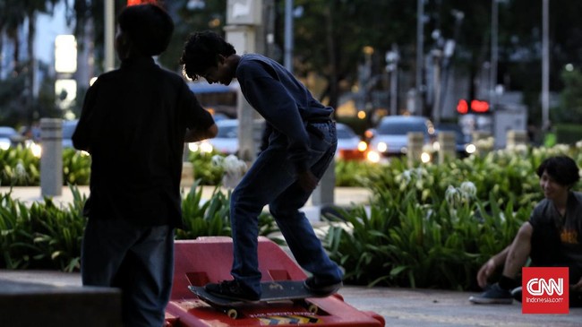 FOTO: Minim Fasilitas, Skater Berseluncur di Trotoar Jakarta