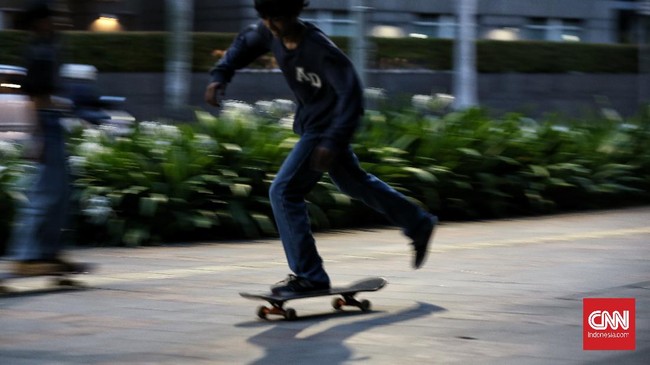 Seorang skateboarder Satria Vijie mengatakan hasil diskusi dengan Gubernur Anies Baswedan salah satunya tak ada larangan bermain skateboard di trotoar.