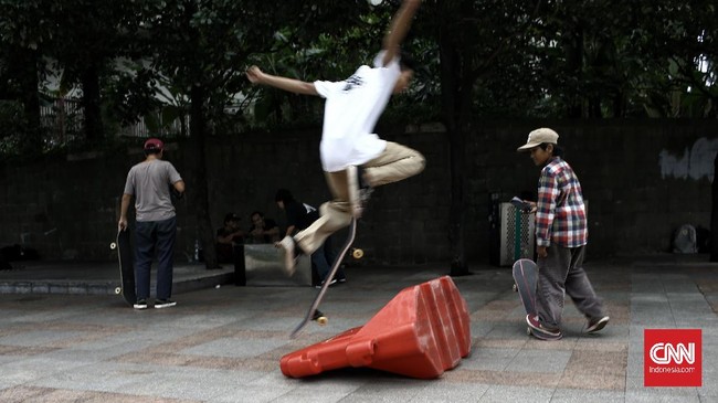 Kasatpol PP mengonfirmasi pihaknya melakukan penertiban skater bermain di trotoar Thamrin dan mengedukasi mereka agar tak ganggu ketertiban umum.