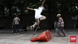 Satpol PP DKI Beber Alasan Bubarkan Skater di Trotoar Thamrin
