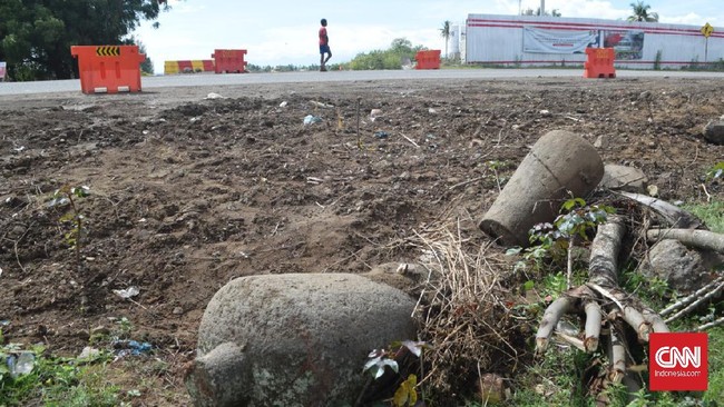 Sejumlah nisan yang diduga merupakan peninggalan dari makam ulama era Kesultanan Aceh Darussalam, ditemukan di kawasan pembangunan Tol Sigli-Banda Aceh.