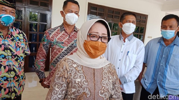 Bupati Jombang Mundjidah Wahab