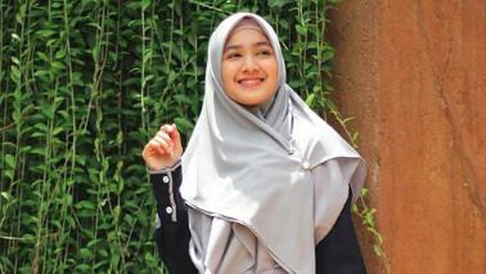 img-title Inspirasi Outfit Kantoran Hijabers ala Cut Syifa yang Bisa Kamu Tiru